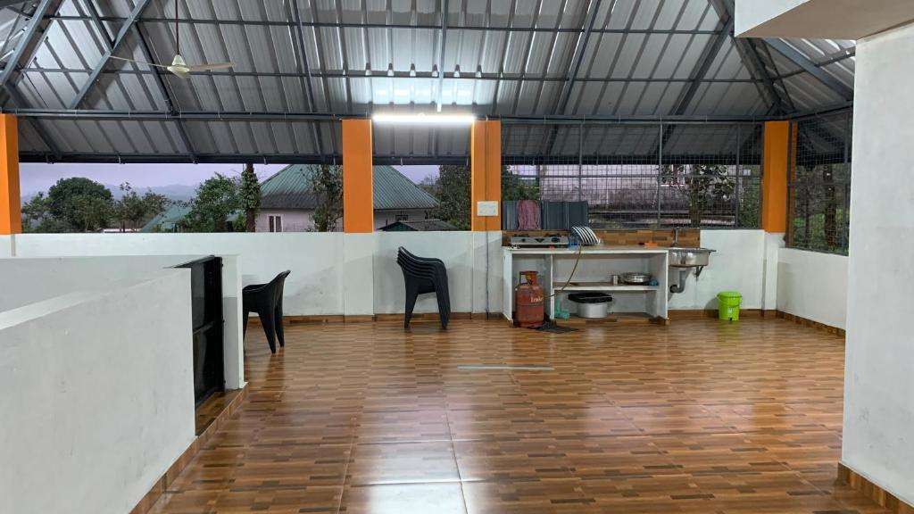 Veranda covered dining layout